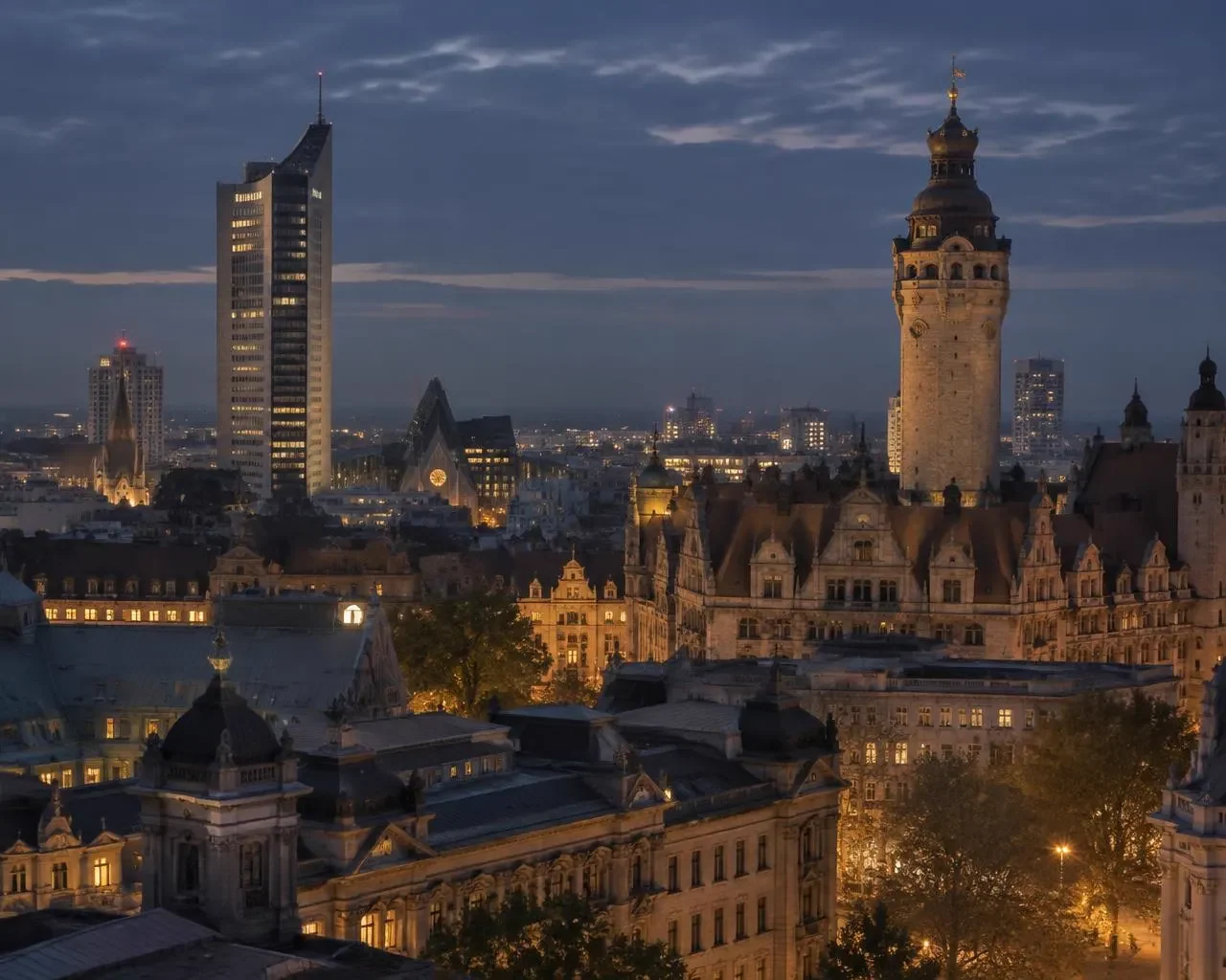 Leipziger Innenstadt mit City-Hochhaus und Neuem Rathaus bei Nacht
